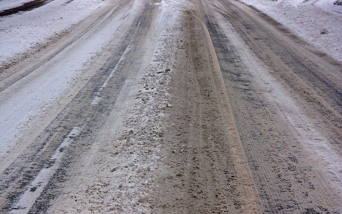 251121 Rutschig Strasse Schnee Winter 251121 Rutschig Strasse Schnee Winter