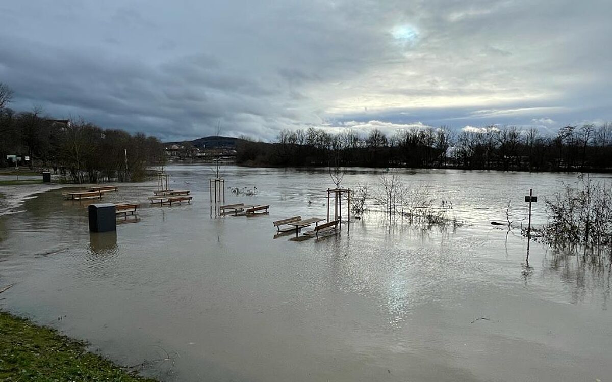 251223 AB Hochwasser Main Schlossufer 251223 AB Hochwasser Main Schlossufer