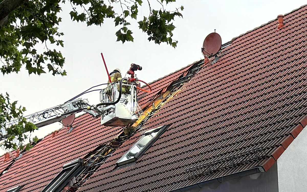 260624 AB Einsatz Unwetter Dachstuhlbrand Rhoenstrasse 2 260624 AB Einsatz Unwetter Dachstuhlbrand Rhoenstrasse 2