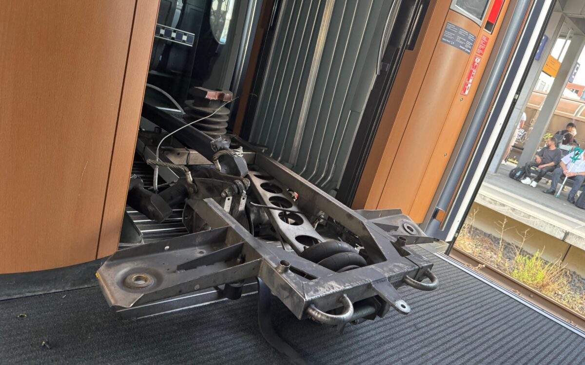 260625 Stromabnehmer im Zug 260625 Stromabnehmer im Zug