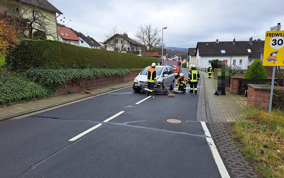 261123 Moembris Doernsteinbach Unfall Quelle Feuerwehr Doernsteinbach 261123 Moembris Doernsteinbach Unfall Quelle Feuerwehr Doernsteinbach