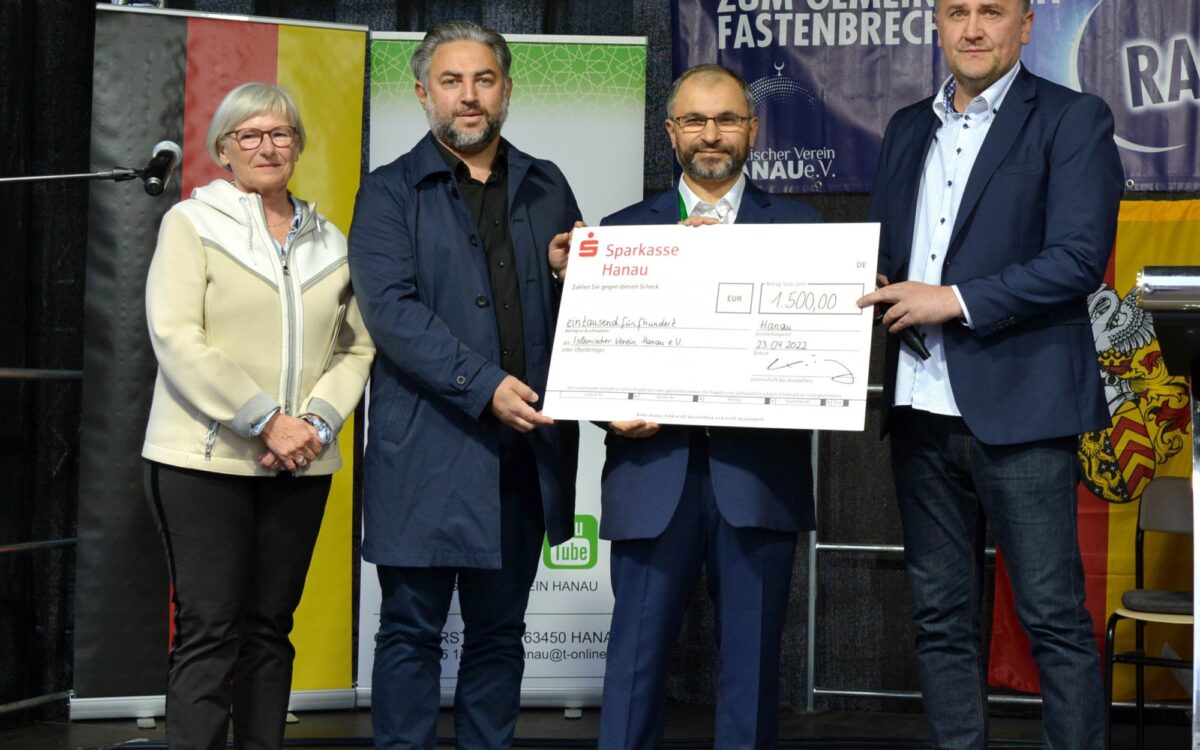 270422 Hanau Fastenbrechen Scheck Uebergabe 270422 Hanau Fastenbrechen Scheck Uebergabe