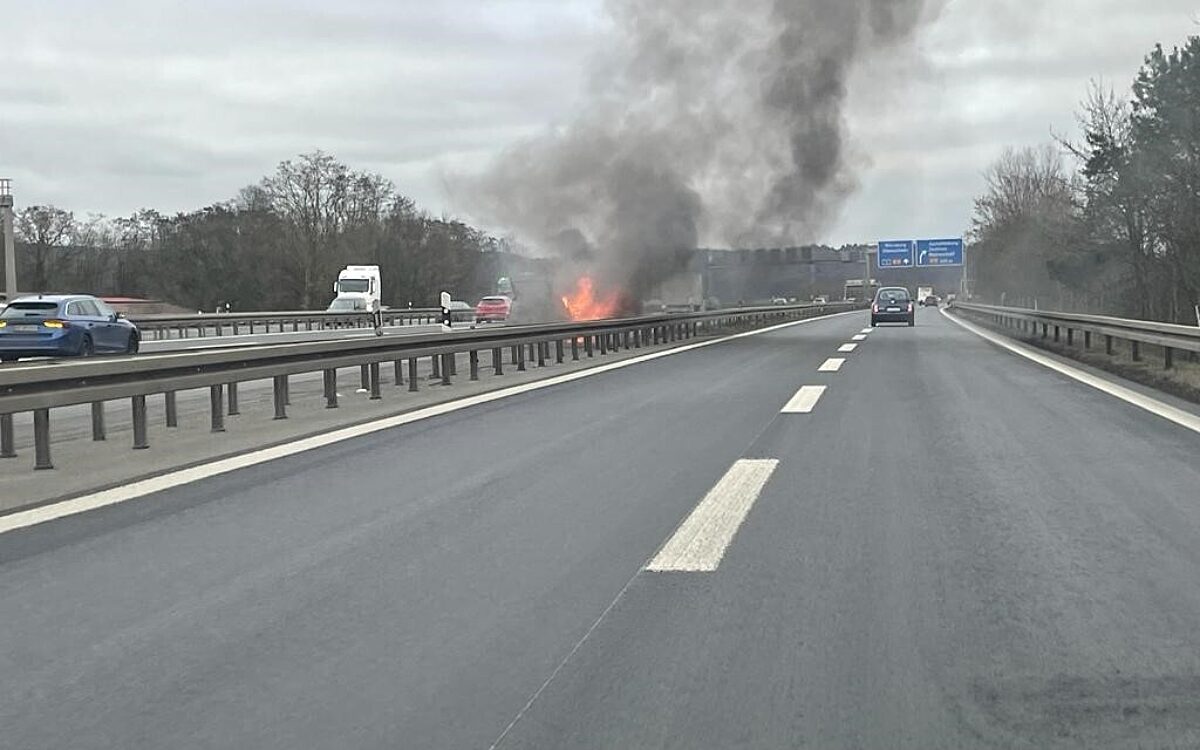 280123 Mainaschaff Fahrzeug brennt auf A3 280123 Mainaschaff Fahrzeug brennt auf A3