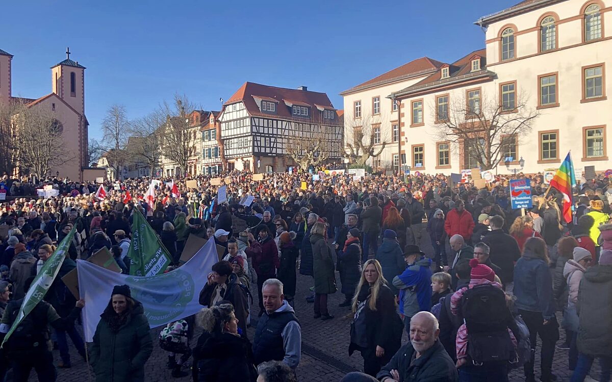 280124 Gelnhausen Hand aufs Herz Demo Foto Thorsten Stolz 280124 Gelnhausen Hand aufs Herz Demo Foto Thorsten Stolz