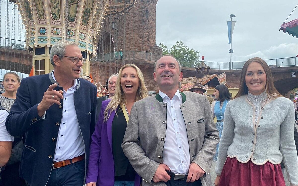 280823 MIL Michaelismesse Aiwangerbesuch2 280823 MIL Michaelismesse Aiwangerbesuch2