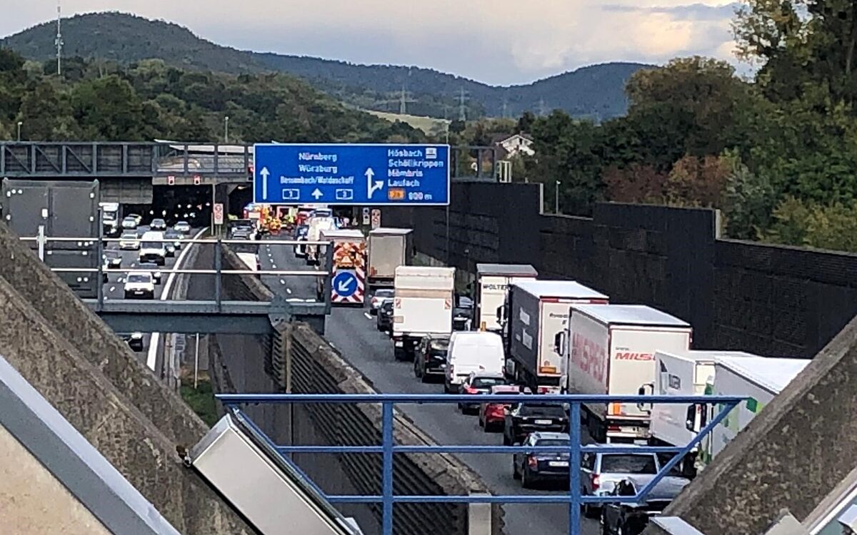 280922 Goldbach unfall einhausung 280922 Goldbach unfall einhausung