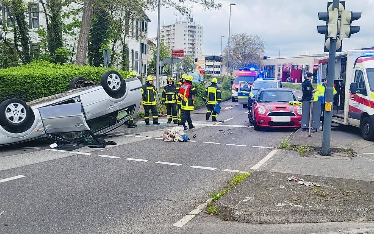 290423 HU Schwerer Verkehrsunfall Foto FW Hanau 2 290423 HU Schwerer Verkehrsunfall Foto FW Hanau 2