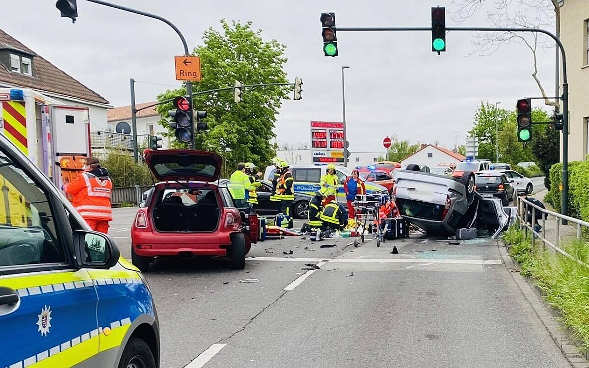 290423 HU Schwerer Verkehrsunfall Foto FW Hanau 290423 HU Schwerer Verkehrsunfall Foto FW Hanau