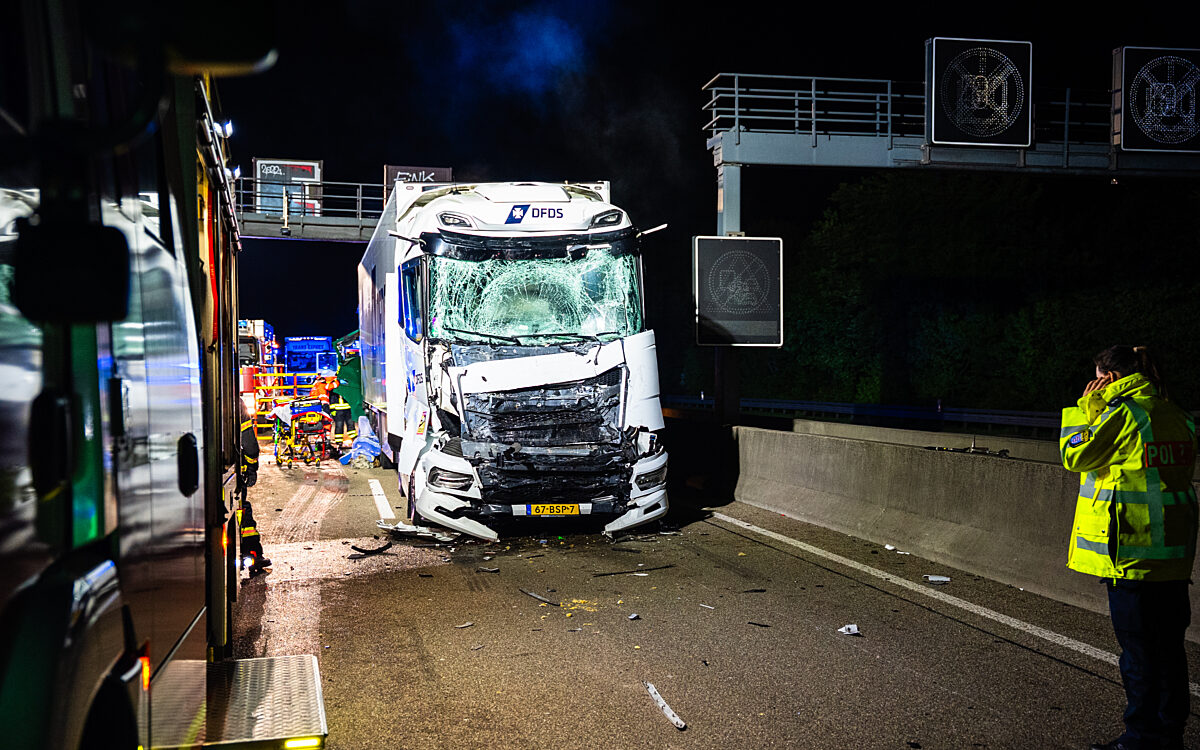 290425 Obertshausen A3 Unfall Vollsperrung LKW 2 290425 Obertshausen A3 Unfall Vollsperrung LKW 2