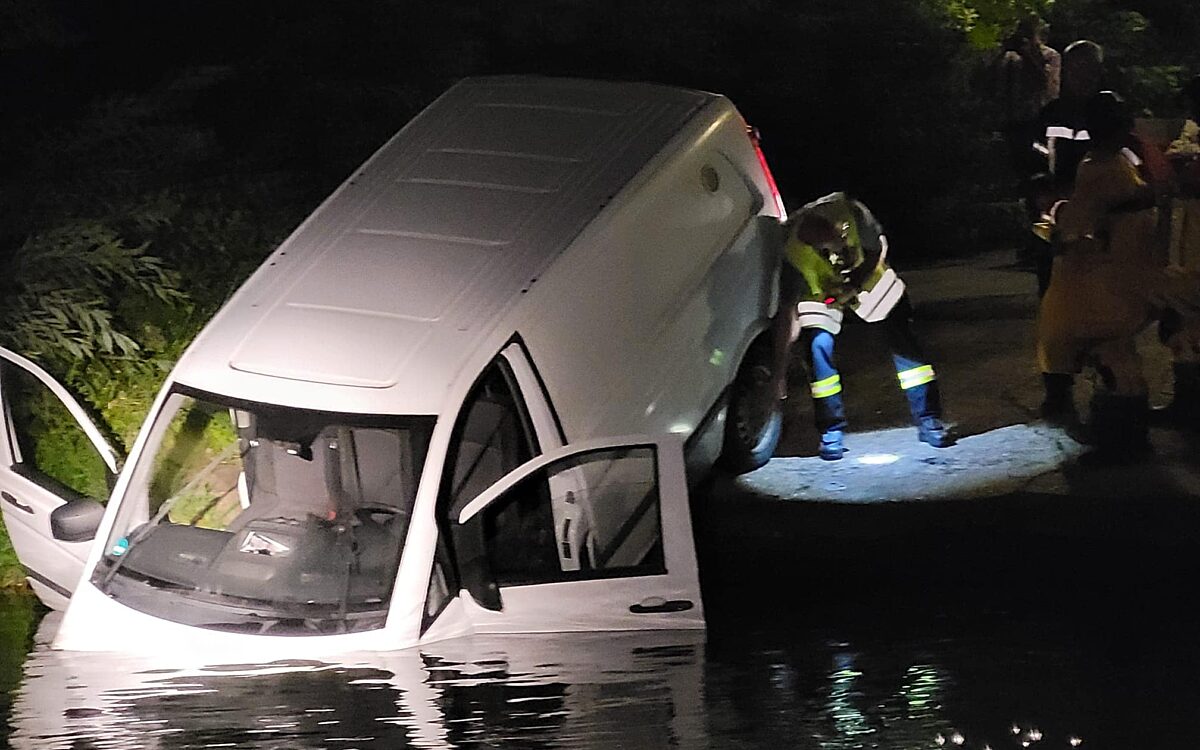 300624 Karlstein Kleintransporter in Main gefahren Fotos Feuerwehr Karlstein 2 300624 Karlstein Kleintransporter in Main gefahren Fotos Feuerwehr Karlstein 2