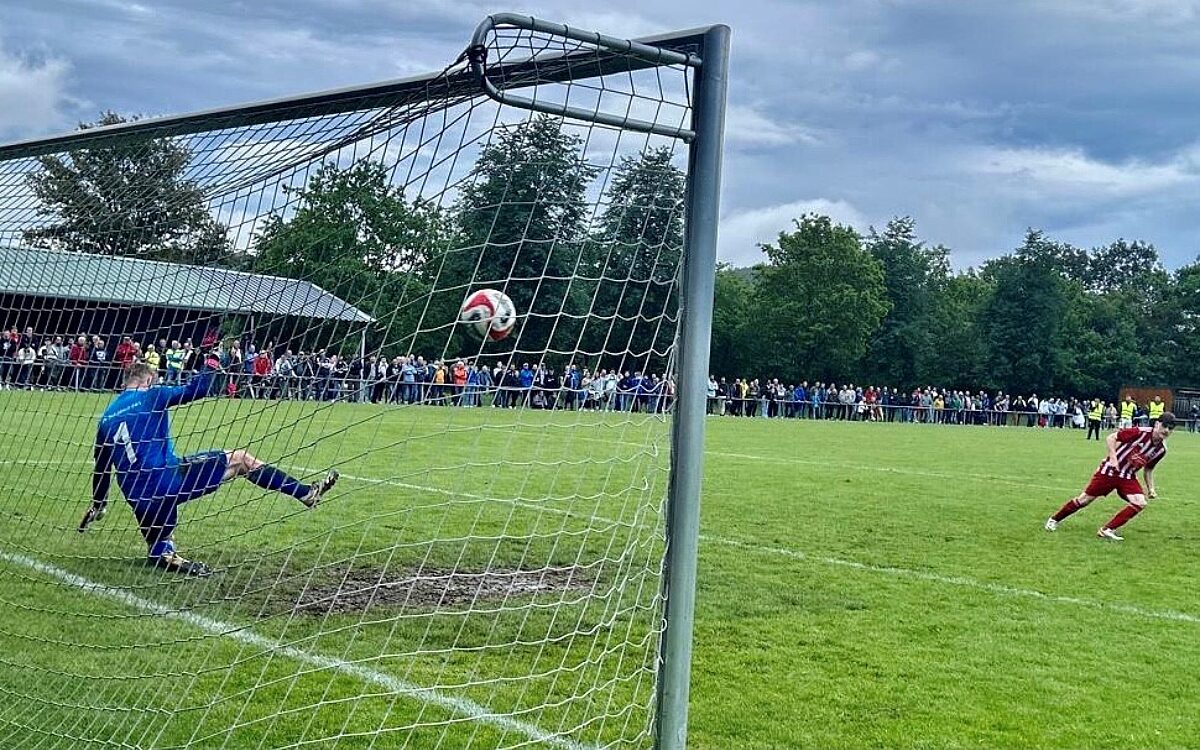 310524 Fussball Leidersbach Elfmeter in Schweinheim Ma G 310524 Fussball Leidersbach Elfmeter in Schweinheim Ma G