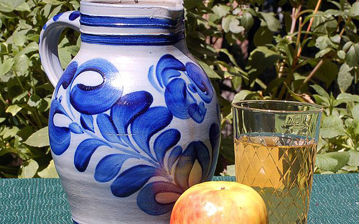 Apfelwein Geripptes Bembel Foto Kroecher Apfelwein Geripptes Bembel Foto Kroecher