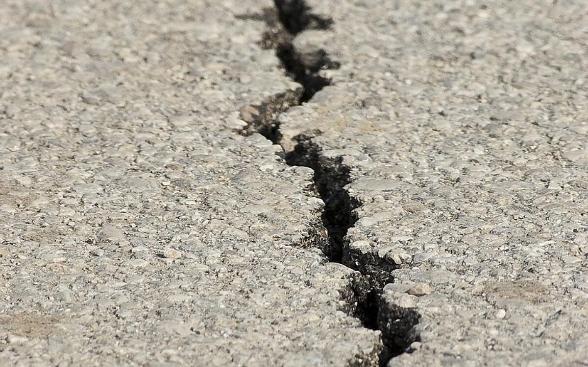 Asphalt Riss Symbolbild