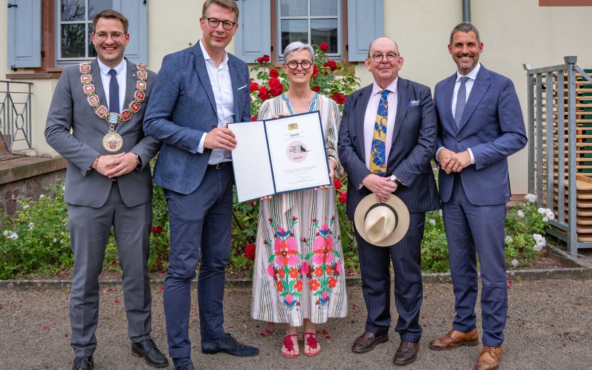 Auszeichnung der Buchhandlung Lesekatze in Alzenau durch Kunstminister Markus Blume Axel Koenig St MWK