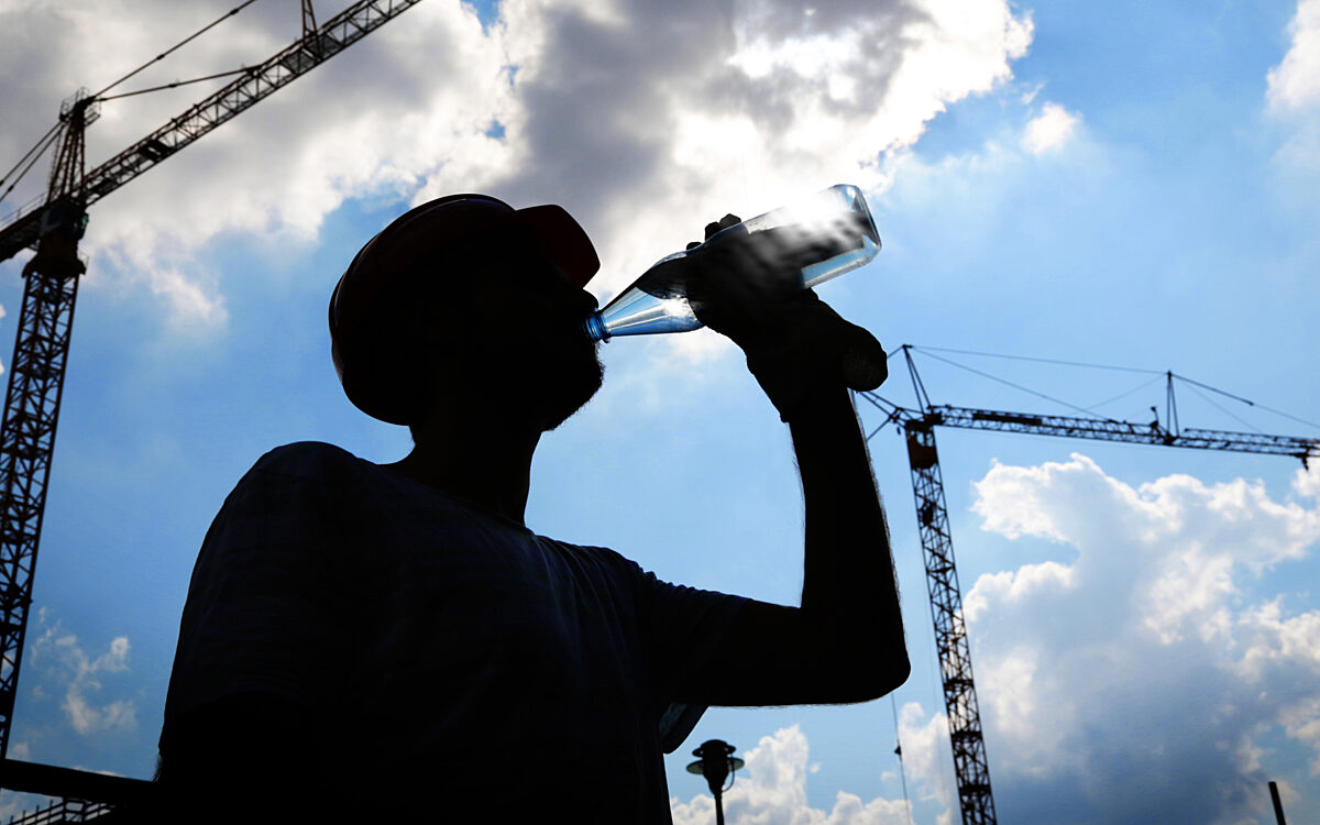 Bauarbeiter trinkt Wasser Bauarbeiter trinkt Wasser