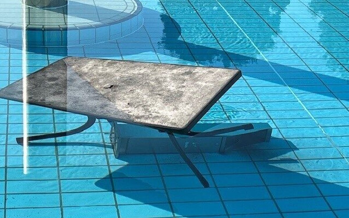 Becken mit Tisch und Aschenbecher Becken mit Tisch und Aschenbecher