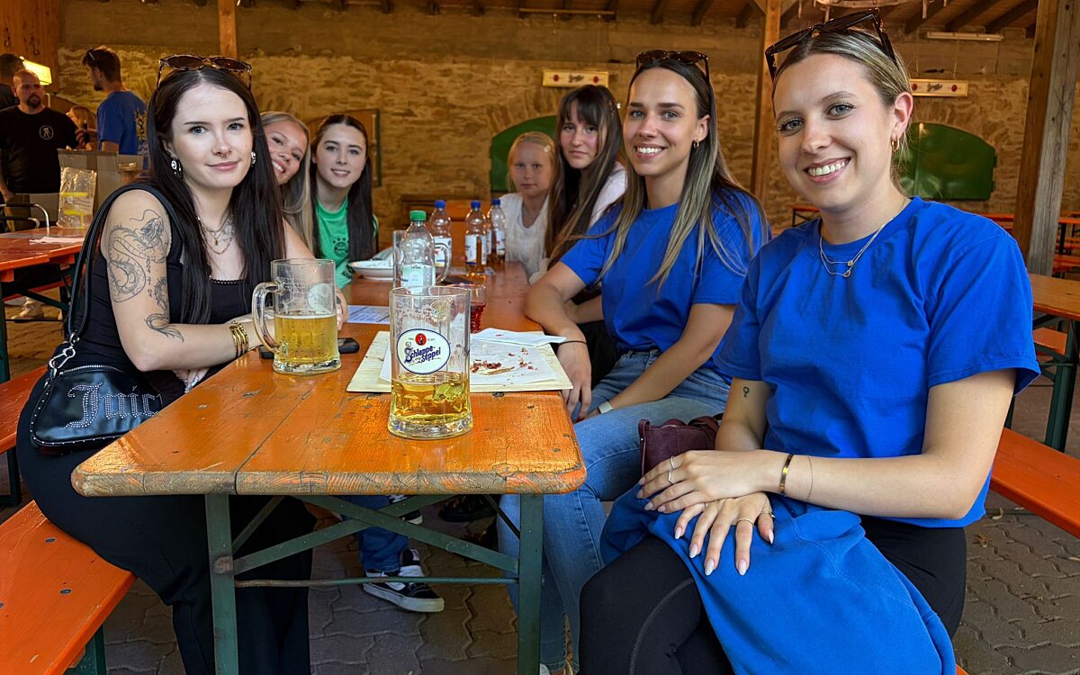 Lina Kaas Lina Kulanik Xavi Meck Valeria Vydrin Xenia Vydrin Jana Reith und Jenni Hansen aus Aschaffenburg Lina Kaas Lina Kulanik Xavi Meck Valeria Vydrin Xenia Vydrin Jana Reith und Jenni Hansen aus Aschaffenburg