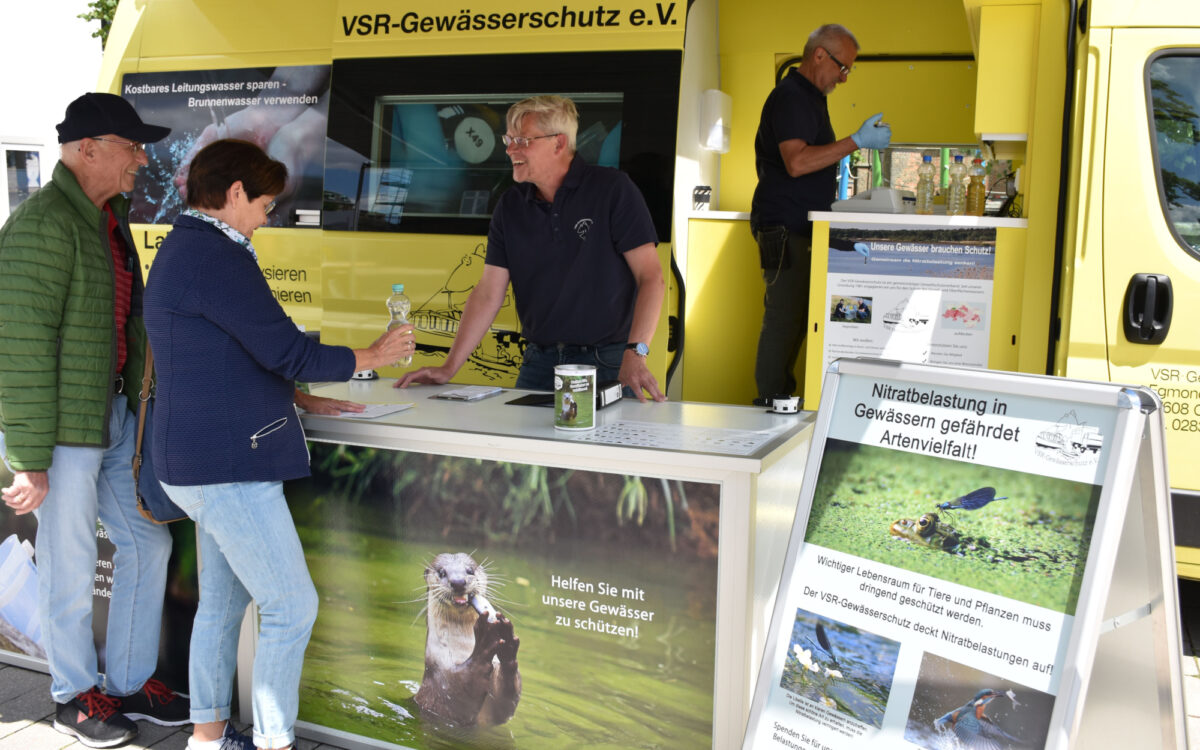 Matthias Ahlbrecht vom VSR Gewaesserschutz beraet Brunnenbesitzer am Informationsstand Matthias Ahlbrecht vom VSR Gewaesserschutz beraet Brunnenbesitzer am Informationsstand