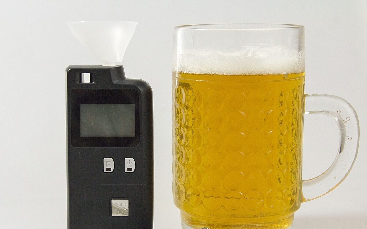 Messgeraet Alkohol Symbolfoto Messgeraet Alkohol Symbolfoto