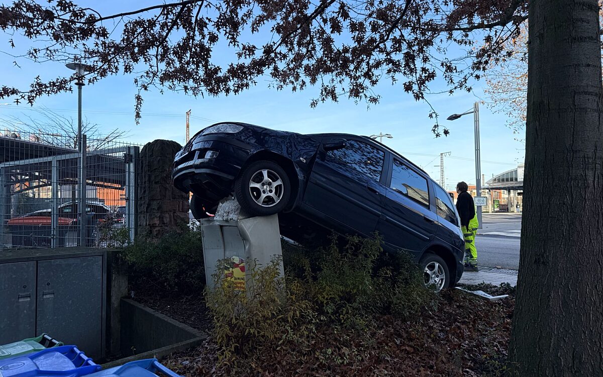 Pkw auf Stromkasten 5