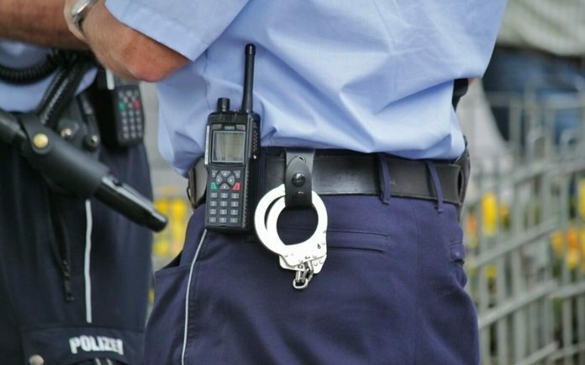 Polizei Handschellen Funkgeraet 696x464 Polizei Handschellen Funkgeraet 696x464