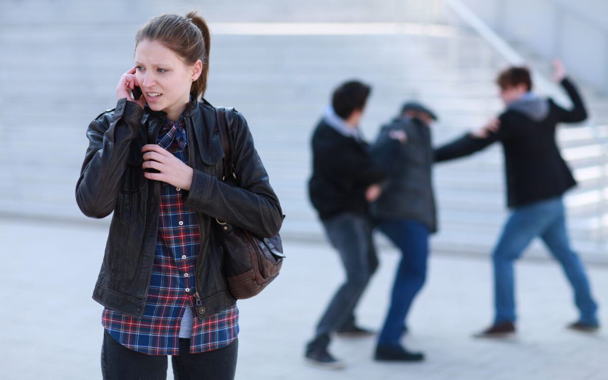 Schlaegerei Zivilcourage Zeugin Quelle www polizei beratung de Schlaegerei Zivilcourage Zeugin Quelle www polizei beratung de