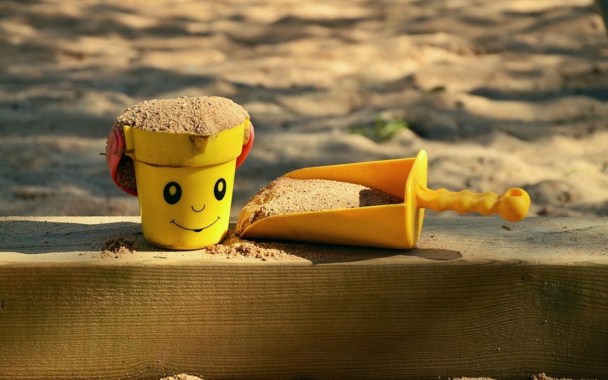 Spielplatz Sandkasten Eimer und Schaufel Spielplatz Sandkasten Eimer und Schaufel