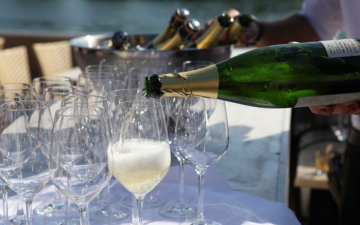 Symbolbild Anstossen Symbolbild Anstossen