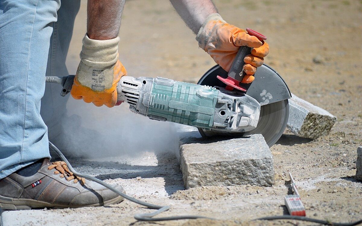 Symbolbild Baustelle Bauarbeiten Sanierung Haus Stein Symbolbild Baustelle Bauarbeiten Sanierung Haus Stein