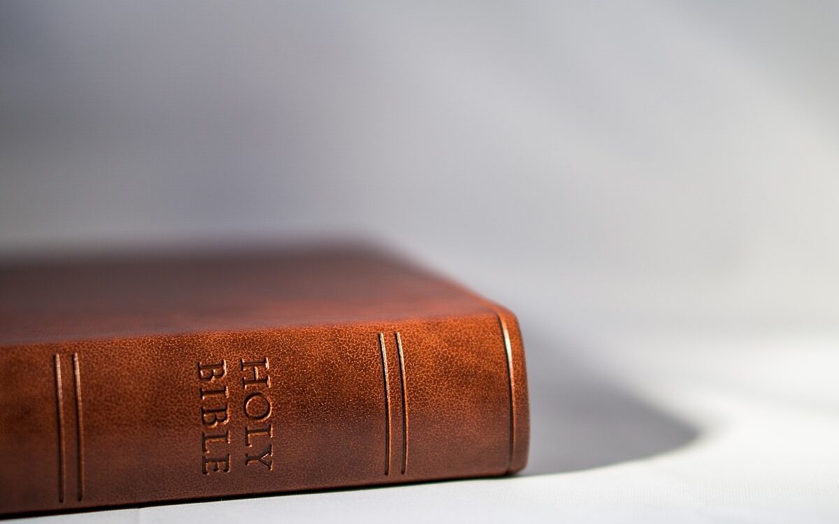 Symbolbild Bibel Kirche Glaube Christentum Symbolbild Bibel Kirche Glaube Christentum