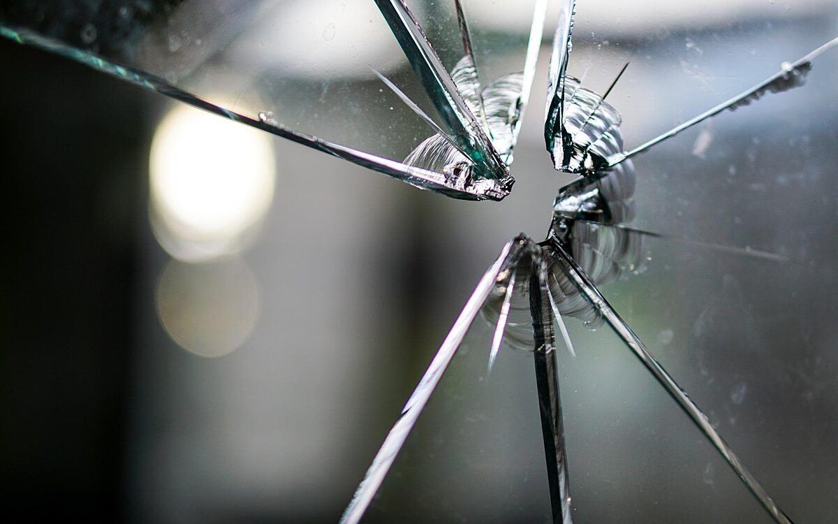 Symbolbild Eingeschlagene Fensterscheibe Symbolbild Eingeschlagene Fensterscheibe