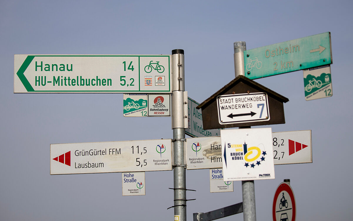 Symbolbild Fahrradschilder Wegweiser Radwege Fahrradwege Radwegweiser Symbolbild Fahrradschilder Wegweiser Radwege Fahrradwege Radwegweiser