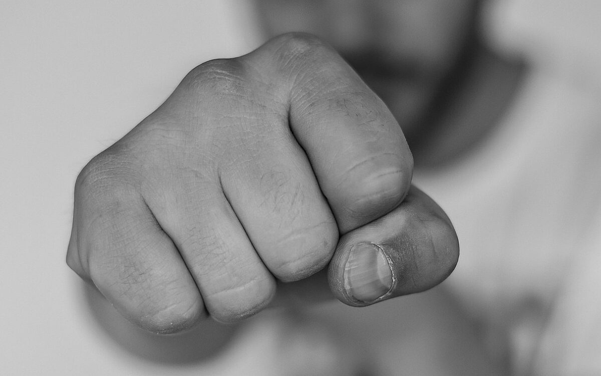 Symbolbild Faust Angriff