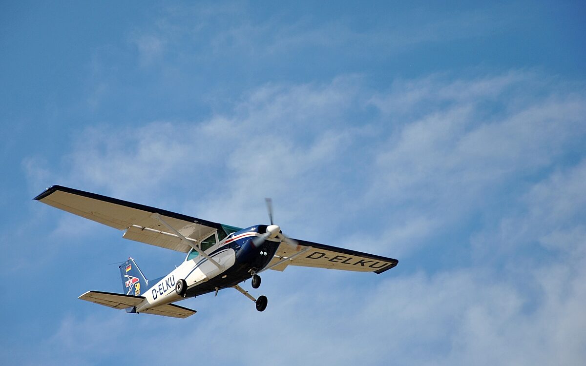 Symbolbild Flugzeug Kleinflugzeug Propeller Symbolbild Flugzeug Kleinflugzeug Propeller