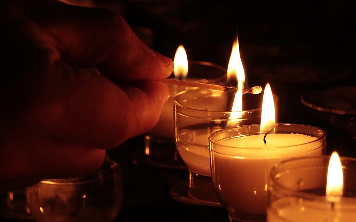 Symbolbild Gedenken Kerzen Symbolbild Gedenken Kerzen