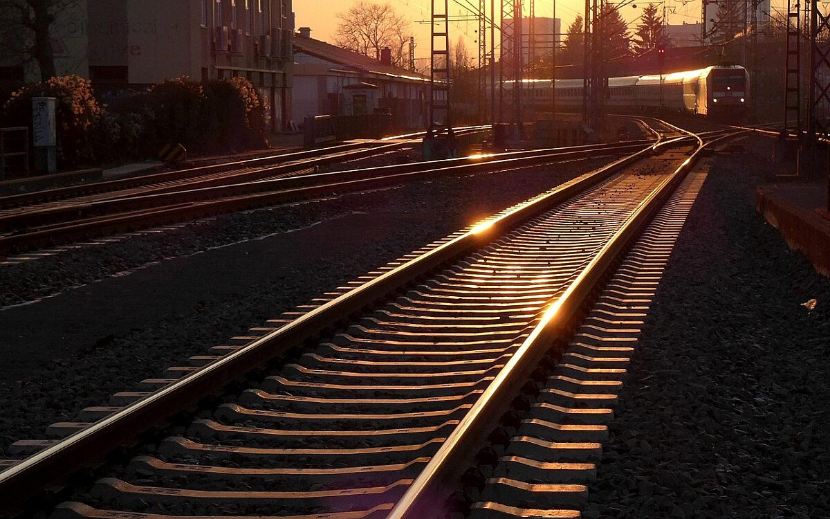 Symbolbild Gleise Zug Symbolbild Gleise Zug