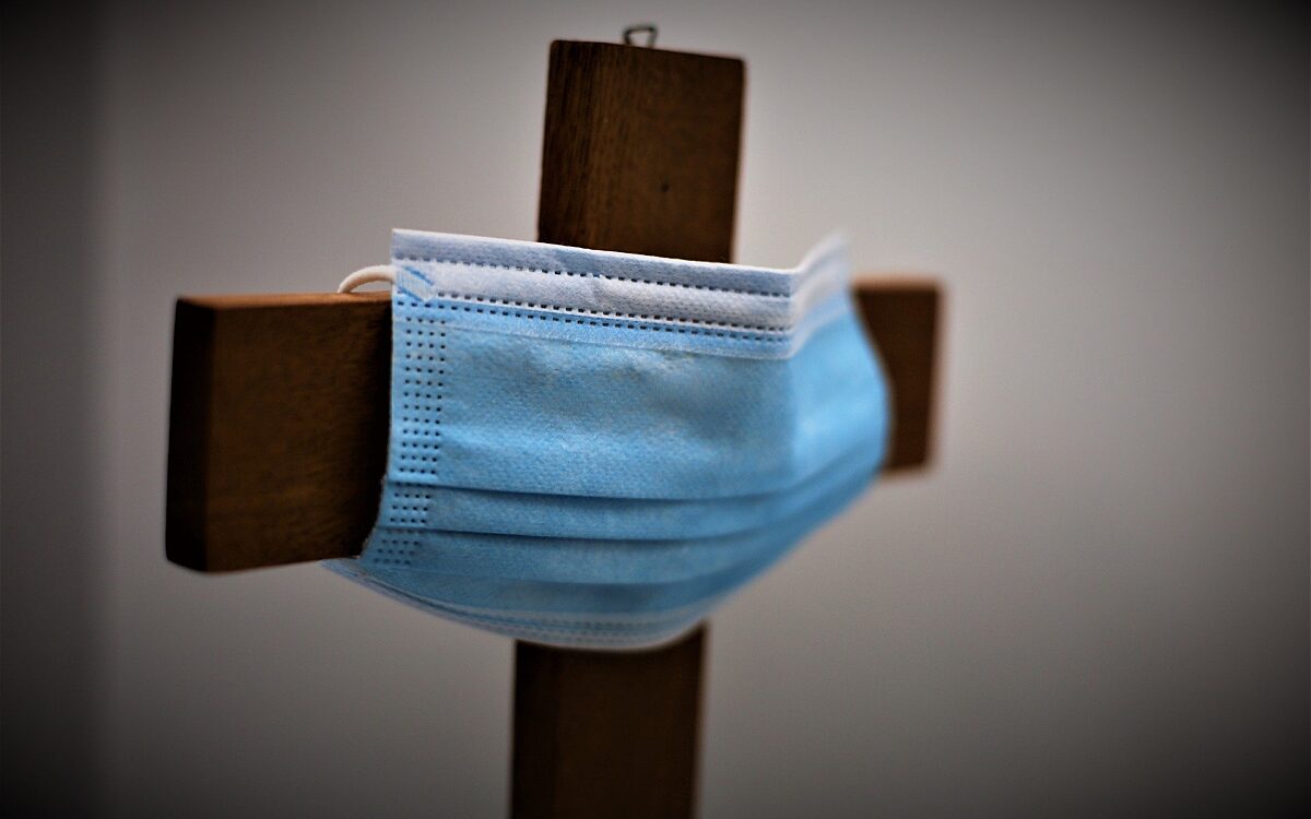 Symbolbild Gottesdienst mit Maske Symbolbild Gottesdienst mit Maske