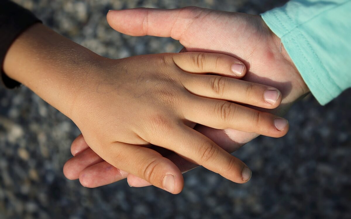 Symbolbild Haende Kinder Zusammenhalt Schweigeminute Symbolbild Haende Kinder Zusammenhalt Schweigeminute