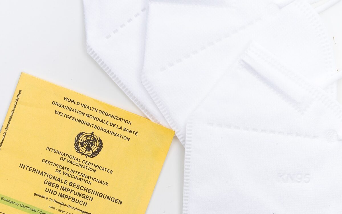 Symbolbild Impfpass Masken Corona Symbolbild Impfpass Masken Corona