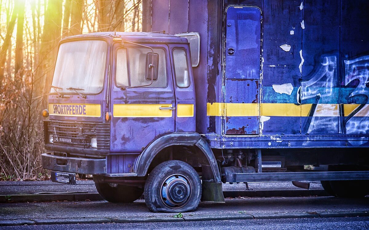 Symbolbild LKW Reifen geplatzt Symbolbild LKW Reifen geplatzt