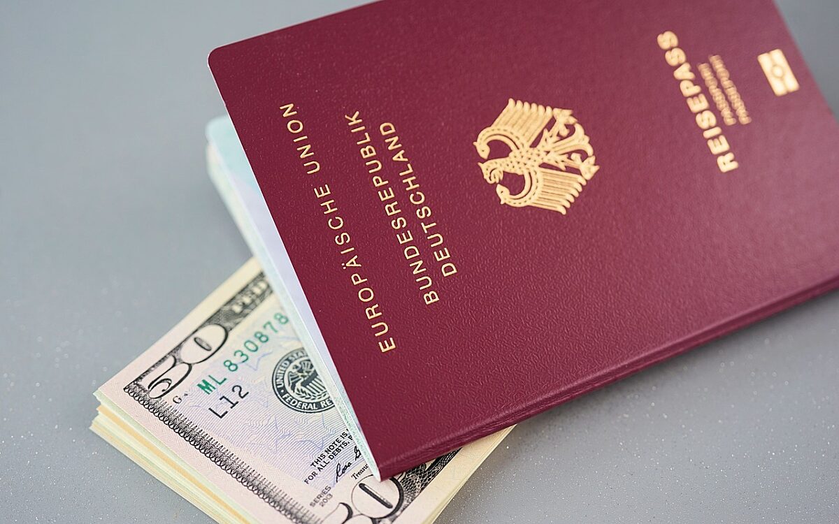 Symbolbild Pass Reisepass Deutschland Einbuergerung Symbolbild Pass Reisepass Deutschland Einbuergerung