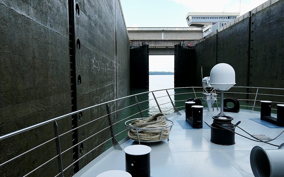 Symbolbild Schleuse Schiff Symbolbild Schleuse Schiff