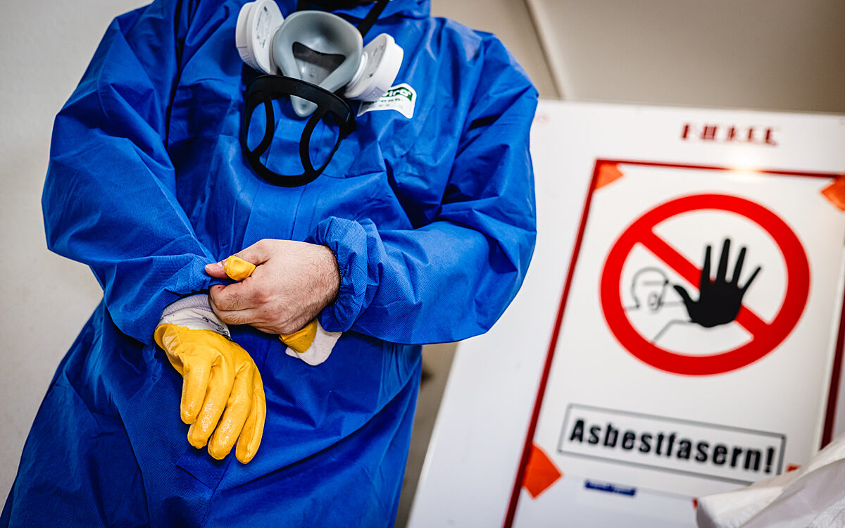 Symbolbild Schutzanzug Asbest Quelle IG Bau Symbolbild Schutzanzug Asbest Quelle IG Bau