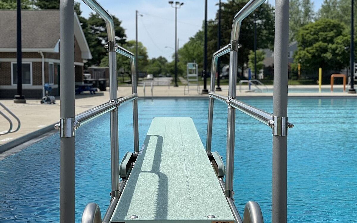 Symbolbild Schwimmbad schwimmen springen sprungbrett Symbolbild Schwimmbad schwimmen springen sprungbrett