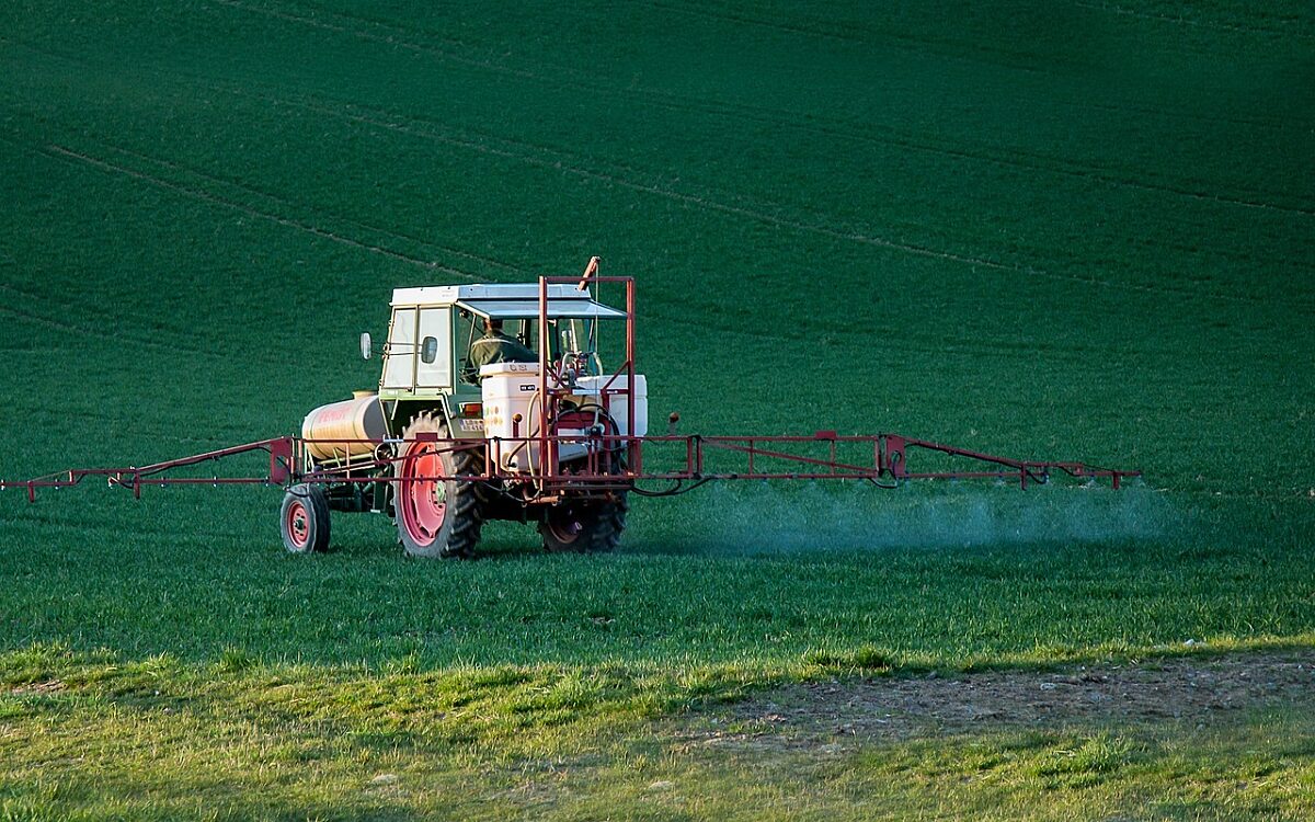 Symbolbild Traktor Landwirtschaft Pestizide Pflanzenschutz Symbolbild Traktor Landwirtschaft Pestizide Pflanzenschutz