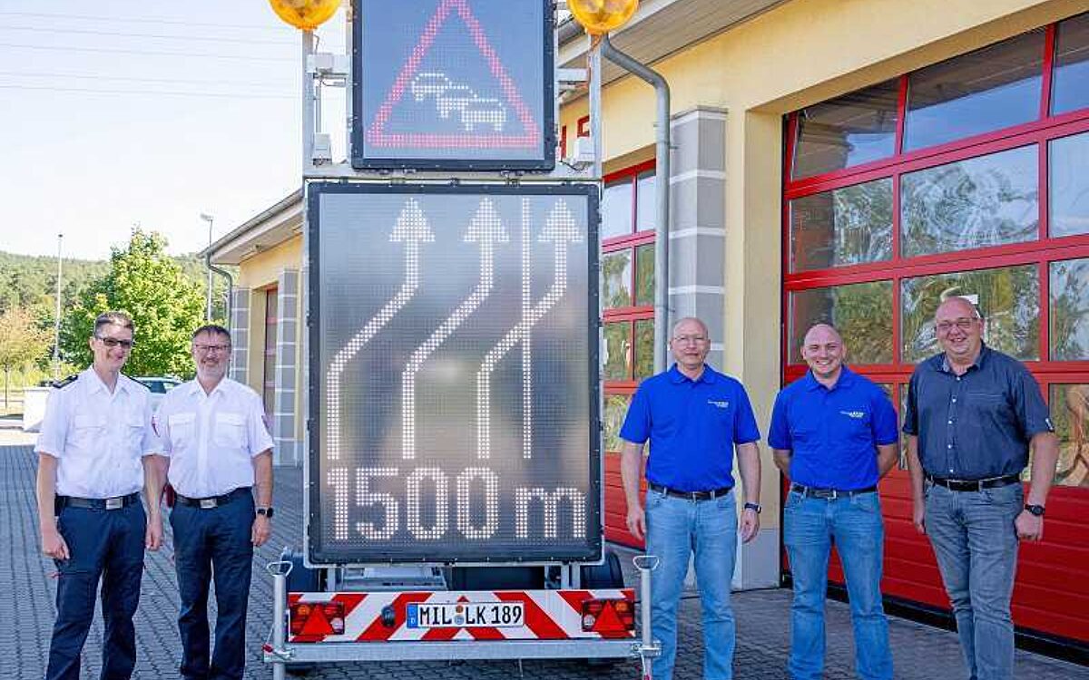 K 070923 Elsenfeld Verkehr Warnanhaenger Foto Wilfried Zang K 070923 Elsenfeld Verkehr Warnanhaenger Foto Wilfried Zang