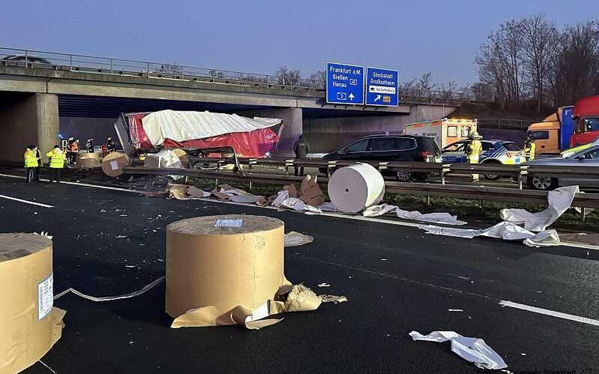 K 110124 Stockstadt Vollsperrung Papierrollen 2 Foto Willi Votava FF Stockstadt K 110124 Stockstadt Vollsperrung Papierrollen 2 Foto Willi Votava FF Stockstadt