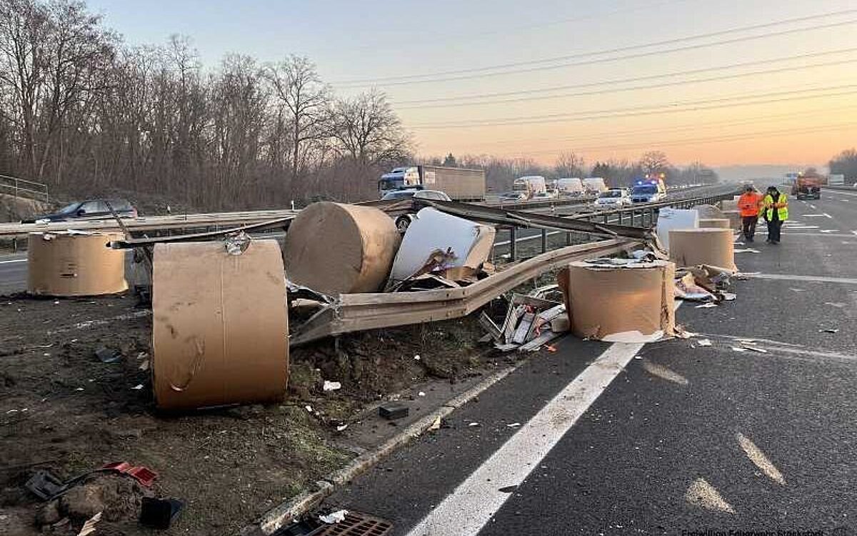 K 110124 Stockstadt Vollsperrung Papierrollen 3 Foto Willi Votava FF Stockstadt K 110124 Stockstadt Vollsperrung Papierrollen 3 Foto Willi Votava FF Stockstadt