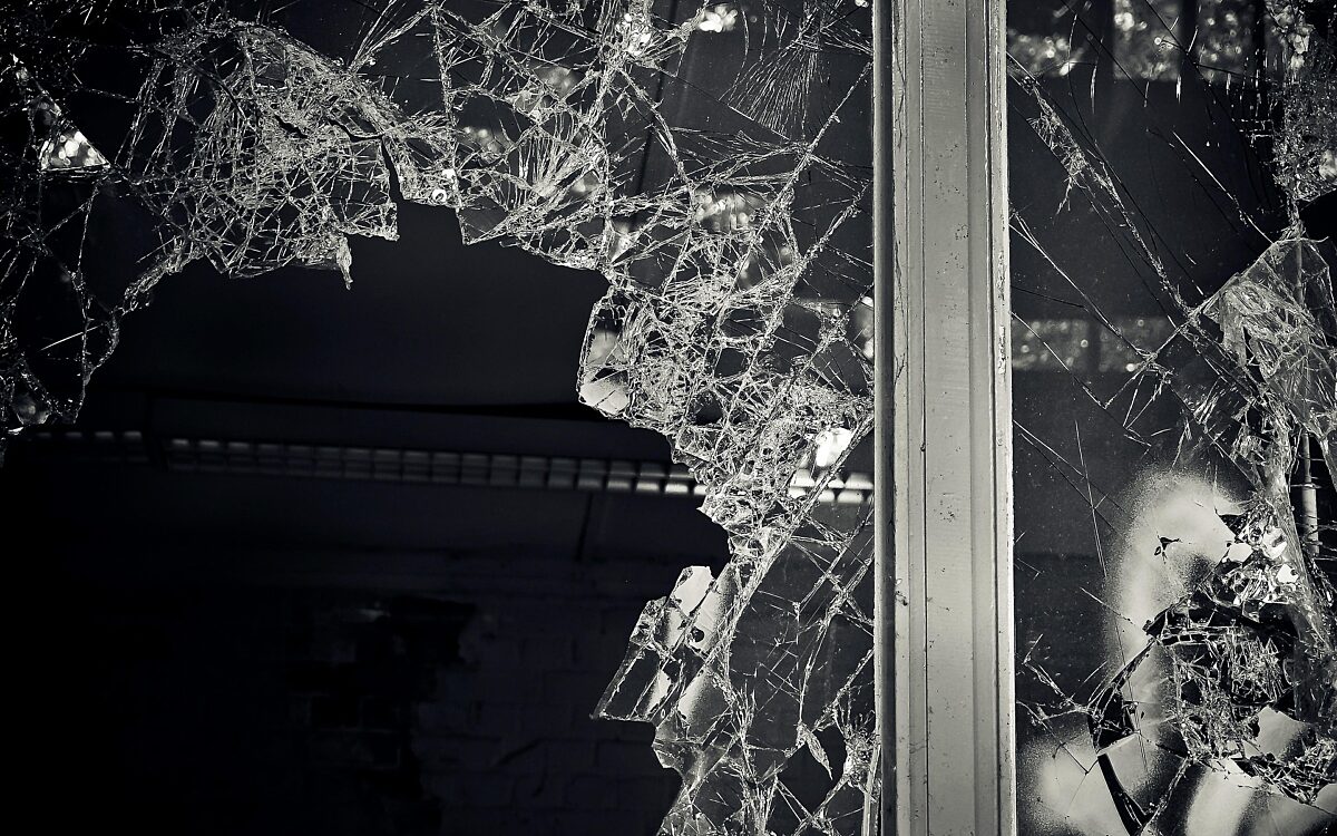 L051125 roedermark glastuer zerbrochen