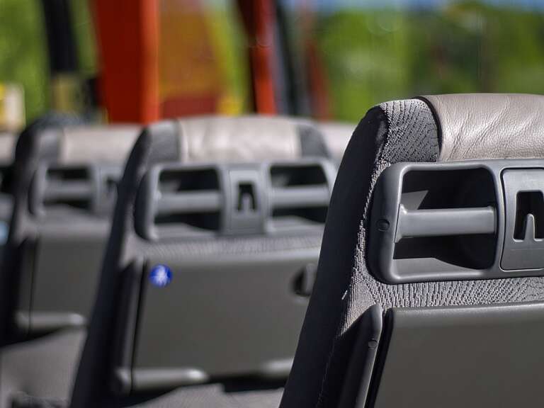 Bus Simbol Zwei Verletzte nach Unfall mit Bus bei Rothenbuch
